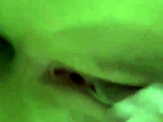 美丽拉丁美女穿着美味内裤用假阳具自慰