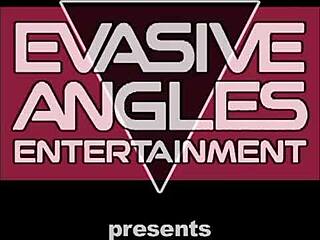 回避角度捕捉18+少女的大奶被挤压，然后他猛插她的光滑阴户。