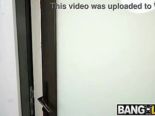 Aasialainen kaunotar esittelee massiiviset tissinsä