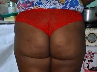 Crente safada na cozinha showing tits and ass