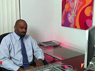 บาร์บี้ ซินแคลร์ เย็ดดูดเพื่อหางาน