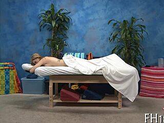 평범한 마사지 세션이 섹시하게 전개돼.