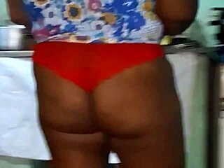 Crente safada na cozinha showing tits and ass