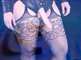 你能应付这个穿着丝袜的漂亮棕发美女户外后入式操吗？