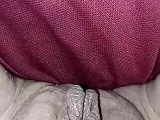 Момиче с фетиш към тоалетни загрява мократа си путка с сешоар