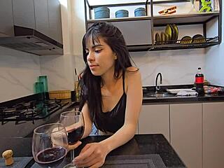 Casalinga hot Bunny cavalca in cucina. Tette naturali enormi rimbalzano durante una pausa sesso.