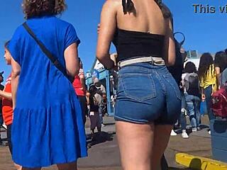 Hej, poglej to iskreno veliko rit v tesnih kratkih hlačah iz jeansa?