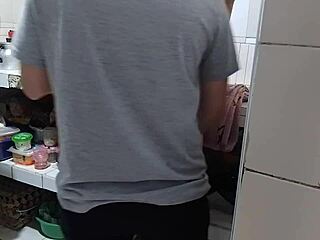 Encontré a la Sucia de Mi Madrastra Provocándome en la Cocina Cuando Su Esposo Descansaba!