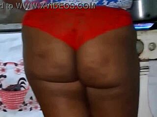 Crente safada na cozinha showing tits and ass