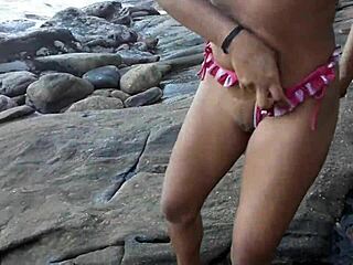 Tři horké latinské milfky chycené při čůrání na pláži s paty bumbum