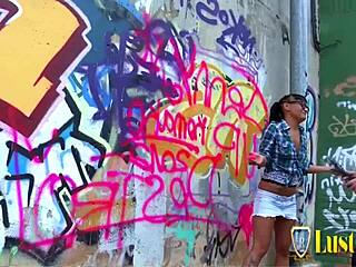 另类女孩弯腰肛交口交，色情警察传教士和女上位肏她的屁股