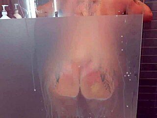 ¡La estoy follando empapada en leche ahora mismo!