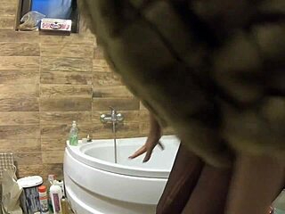 milfycalla doing pee play in bathtub with fur coat