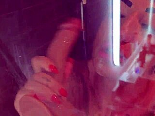 ¡La estoy follando empapada en leche ahora mismo!