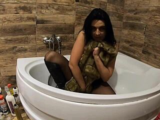 milfycalla doing pee play in bathtub with fur coat