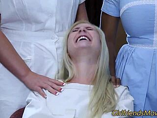 Schau zu, wie diese rothaarige Schlampe von ihrer lesbischen Freundin geleckt wird!