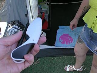 我不敢相信在度假公园作为顺从熟女做了这个公共展示