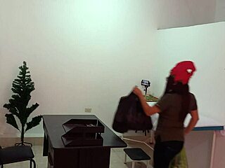 护士在医院被抓到装饰医生办公室，变得超级性感和火辣