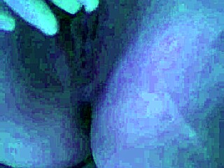 큰 자지를 갈구해, 자위하면서 물 뿜을 거야