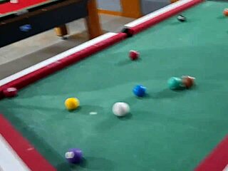 Prohrála v kulečníku a dostala to na ulici