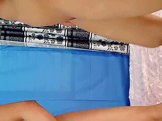 Borotvált 18+ csaj nedves desi puncival vad akcióban, vajon rumpa21 bírja?