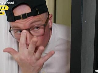 जेना लारोज की पिकी चूत ब्रेजर्स पर हार्ड फकिंग की प्यासी है