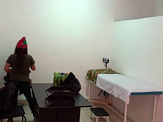 护士在医院被抓到装饰医生办公室，变得超级性感和火辣