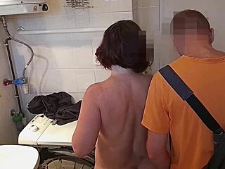 Wah, Isteri Matang Seksi Dihentam Oleh Tukang Baiki Bila Suami Tidur, Pastu Suami Join Sekali!