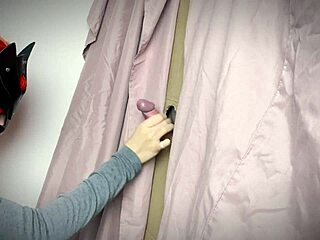 Rothaarige total geil beim Gloryhole-Blowjob