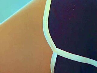 Adolescenta asiatică superbă folosește vibrator pentru orgasm intens în video homemade