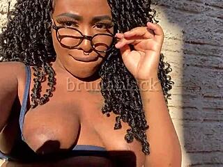 Joven negra emo 18+ se masturba coño cremoso sola en casa