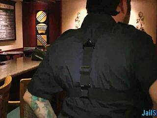 Я смотрю, как блондинка-подросток 18+ поймана и оттрахана копом с минетом