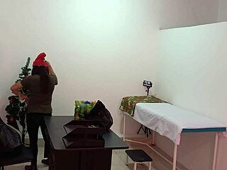 护士在医院被抓到装饰医生办公室，变得超级性感和火辣