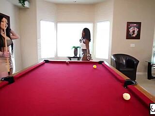 Lesbianas Kris Riot y Harmonie Marquis disfrutan un juego de billar