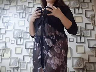 het asiatisk jente drar med kjæresten med store naturlige pupper