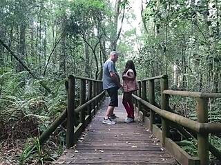 Edens trädgård-sex med tight milf som blir påkommen