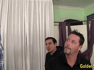 Hé, kijk hoe ondeugende oude blondine Dalny Marga een hele groep pijpt!