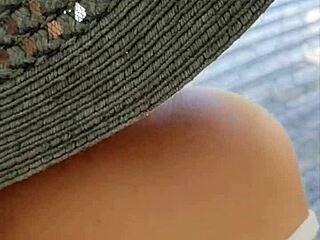 辣后妈在公共场合挑逗和口交！