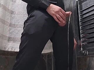 Alexander Audran v intenzivnem moškem orgazmu z ogromnim izlivom