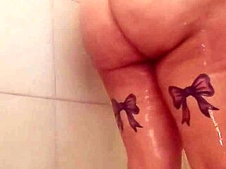 BBW gordita provoca en la ducha con tetazas y culazo enormes