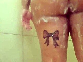 BBW gordita provoca en la ducha con tetazas y culazo enormes