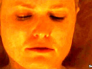 Whitney Able telanjang dada buat adegan onani tangan panas di Dark 2015.