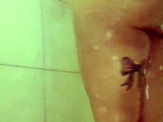 BBW gordita provoca en la ducha con tetazas y culazo enormes