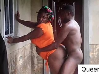 Femme infidèle appelle un mec local pour baise en extérieur. Mari parti, grosse bite noire prend le relais !