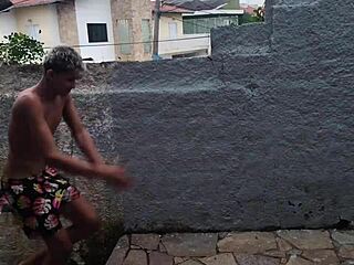 의붓엄마 큰 엉덩이로 의붓아들 유혹하고 처녀 동생이 야한 공개섹스 엿봐