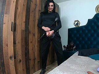 Wow! Milfycalla tunjuk bontot seksi dalam fetish pakaian harian!