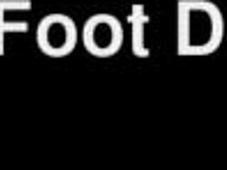 Stiefvader onderwerpt zich aan footjob dominatie door stiefdochter.