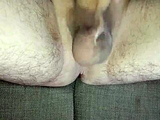 Drkám si obrovský neobrezaný čurák