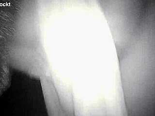 Glory Hole-Ban Egy Szexi Fickónak Kínálom A Puncimat, Hogy Jöjjön Be És Egyen Meg A Fülkében