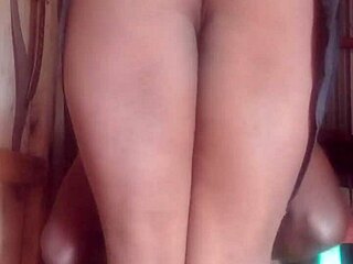 Kenijska performerka sexyjayla254 v vroči solo akciji